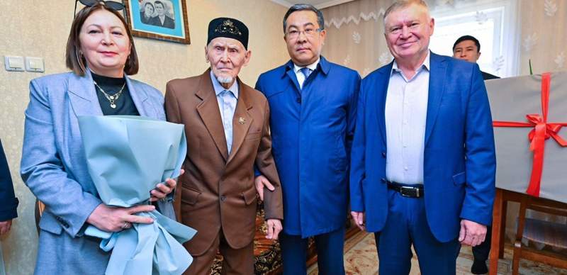 В Абайской области ветеранов педагогического труда наградили ко Дню учителя