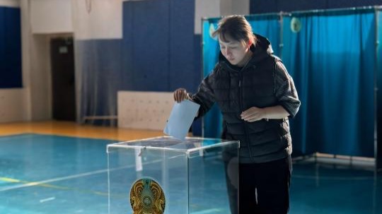 Самал Еслямова, Адиль Ахметов, Василий Тахтай: звёзды культуры и спорта пришли на избирательные участки в Астане