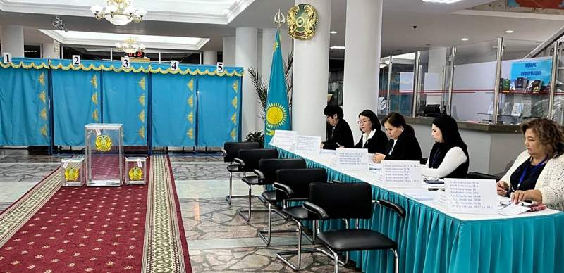 Первым проголосовавшим на референдуме подарили книги и конфеты