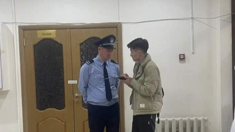 В Астане удалили наблюдателя. "Он хотел зафиксировать нарушение" – правозащитник
