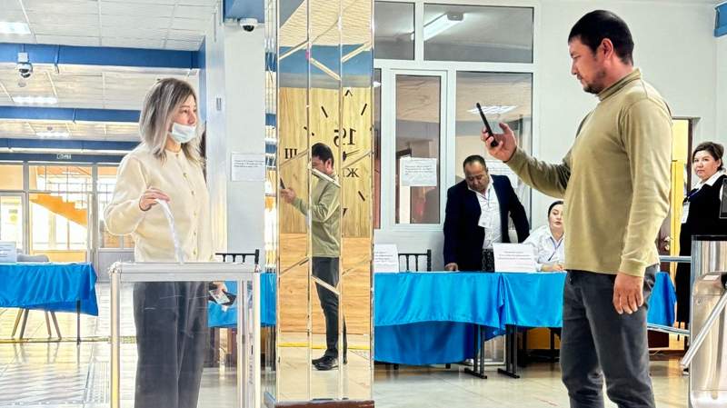 Казахстанцы в соцсетях публикуют отчёты о том, что проголосовали на референдуме