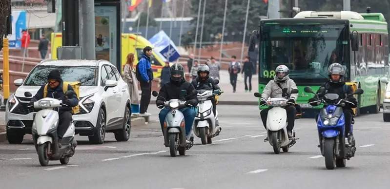 Езда без прав и госномеров: какие штрафы грозят мопедистам 