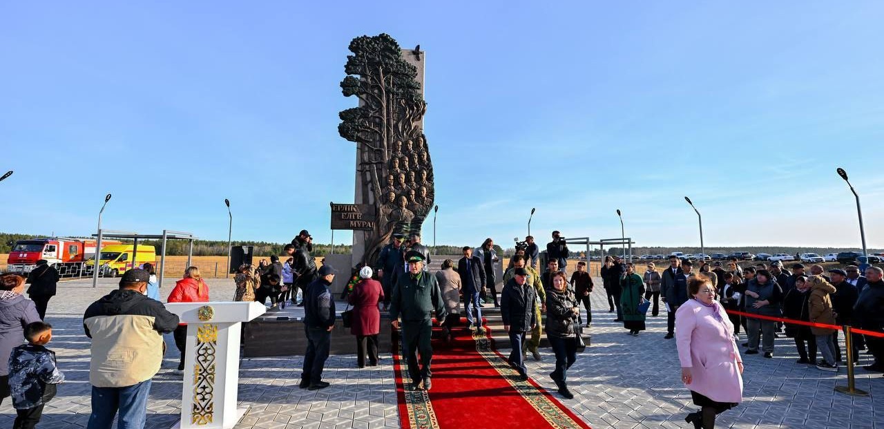 В Абайской области открыли памятник пожарным и лесникам "Семей орманы", погибшим при исполнении долга