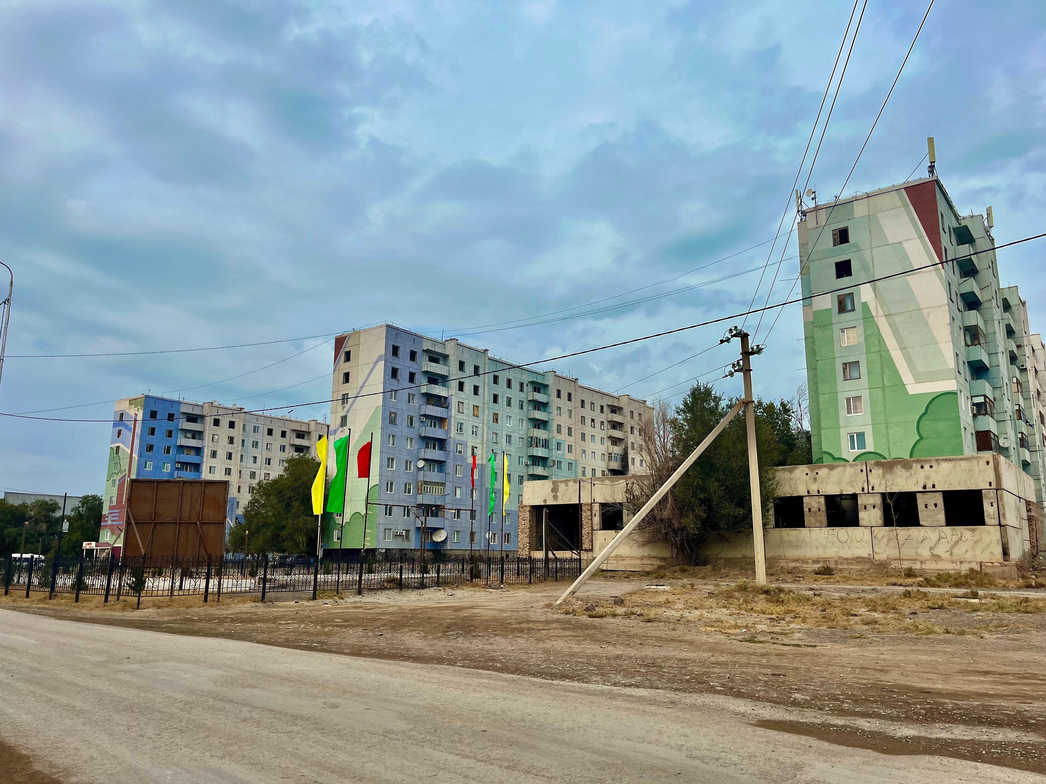 Полупустые жилые дома в посёлке Улкен