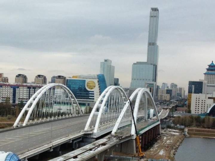 В Астане достроили мост для LRT через реку Есиль