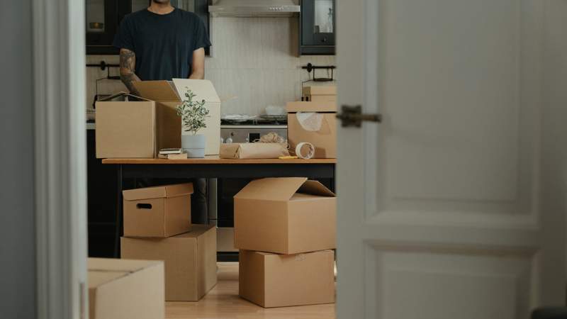 В России предложили арестовать имущество релокантов за распространение фейков