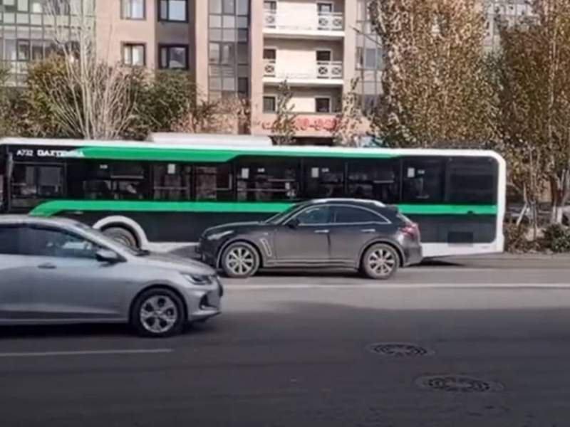 "Все сигналят, а она сидит и красится": в Астане оштрафовали водителя за остановку на проезжей части
