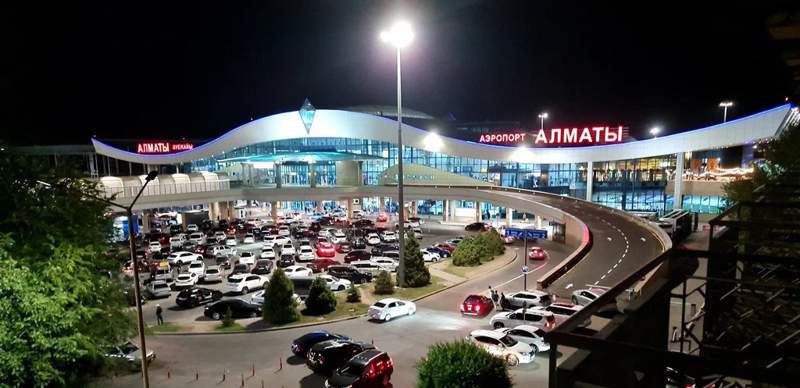 В новом терминале аэропорта Алматы произошёл технический сбой. Пассажиры столпились у таможни