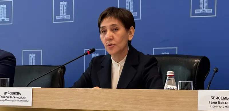 Токаев наградил орденом "Барыс" IІI степени вице-премьера Дуйсенову
