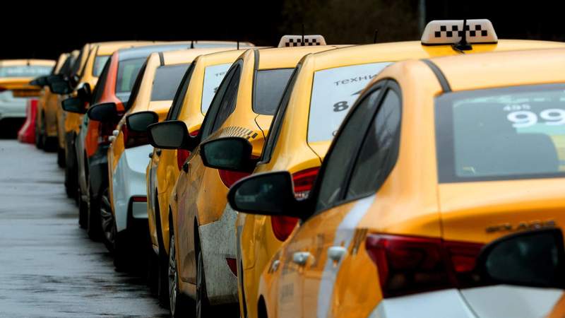 Новые правила и обязательные взносы для таксистов рассмотрели в мажилисе
