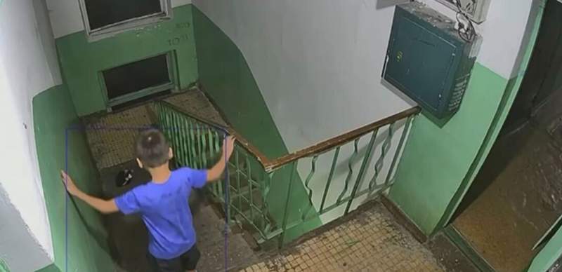 Ребёнок измывался над котёнком в подъезде многоэтажки в Астане