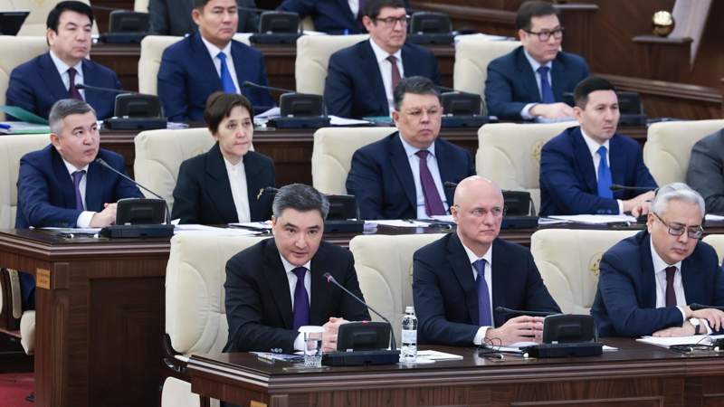 "Беспечно тратим средства Нацфонда": как депутаты мажилиса возмущались, но проголосовали за трёхлетний бюджет
