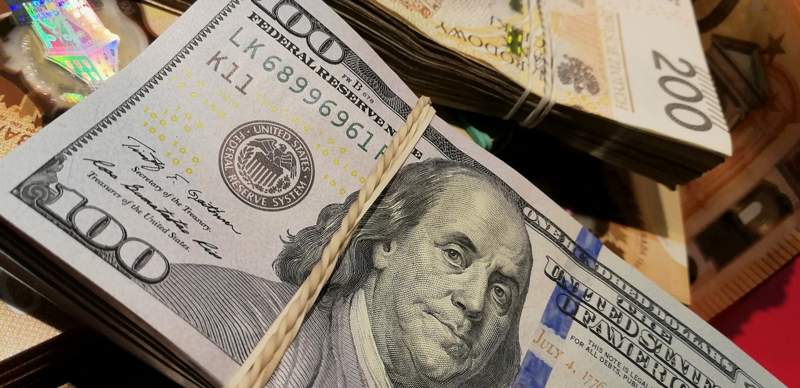 Казахстанцы чаще покупают доллары в обменниках, чем продают