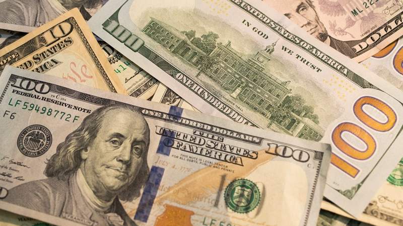 Курс доллара снизился перед выходными