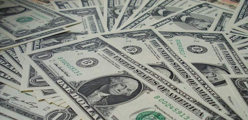 Курс доллара приблизился к 500 тенге в обменниках