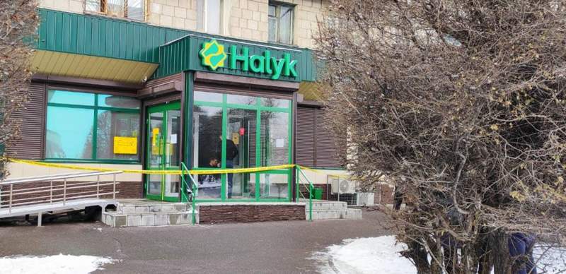 В Павлодаре неизвестные пробили стену и проникли в Halyk Bank