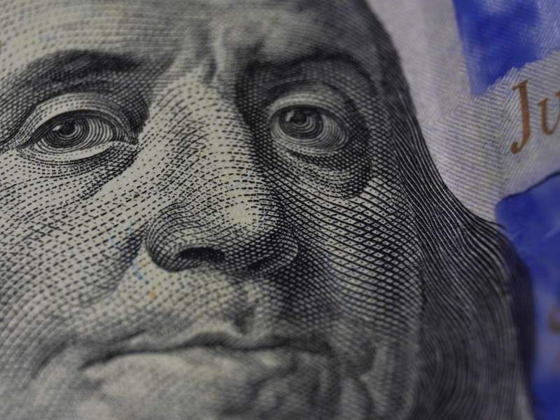 Близко к 500. Курс доллара продолжает расти на бирже и в обменниках