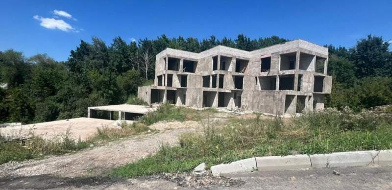 В Алматы снесли очередную незаконную постройку в горах 