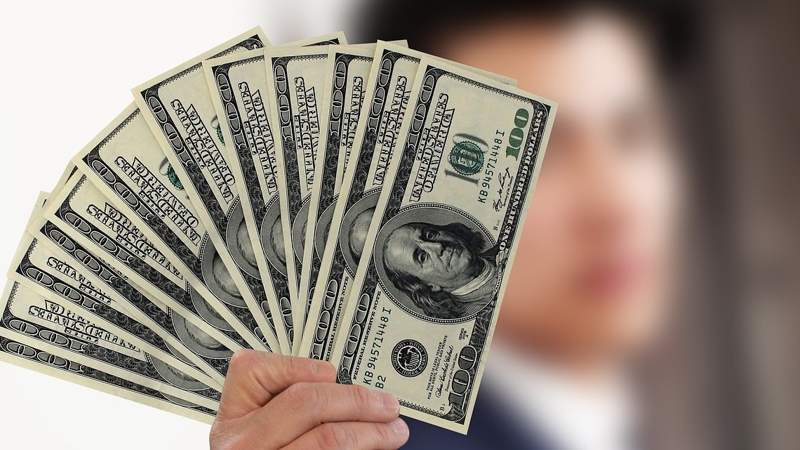 Доллар вновь растёт на бирже и в обменниках Казахстана