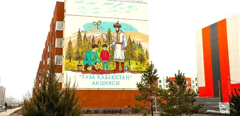 Три поколения. Мурал в поддержку акции "Таза Казахстан" появился в Талдыкоргане