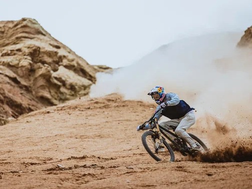 Здешние пейзажи выглядят так, как нигде на Земле – легенда горного велосипеда Джи Атертон о дикой природе Казахстана