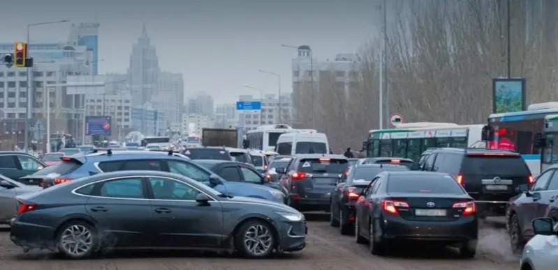В Астане коммунальщики усиленно разгребают снег, чтобы осадки не парализовали движение транспорта