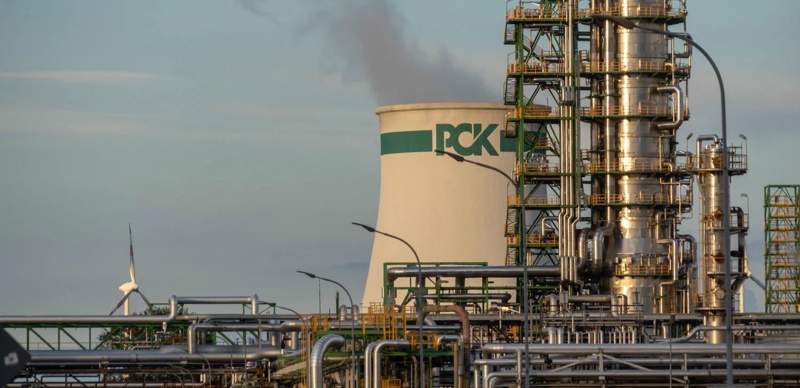 Германия торопит "Роснефть" с продажей доли НПЗ, куда поступает нефть из Казахстана