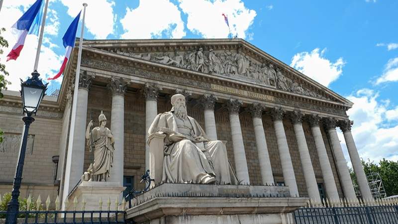Впервые за 60 лет: французский парламент готовится вынести вотум недоверия премьер-министру