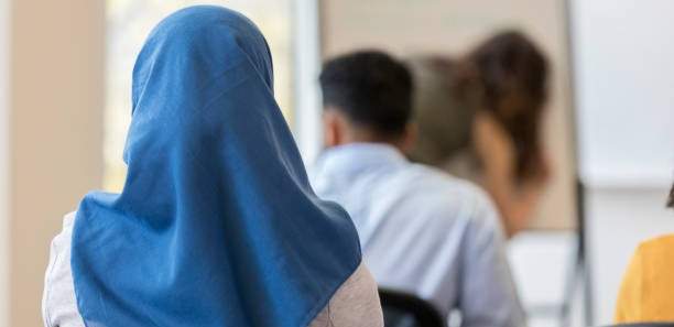 Платки в школе: суд поддержал родителей, но требования к форме остаются