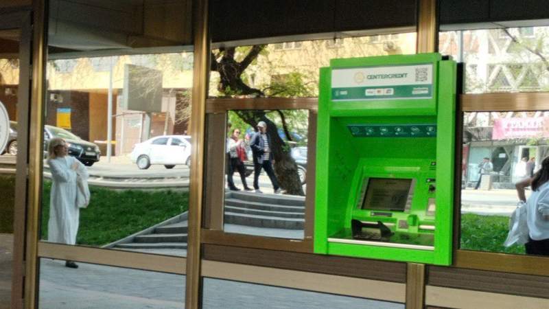 Банк ЦентрКредит приостановил операции с долларами в своих банкоматах