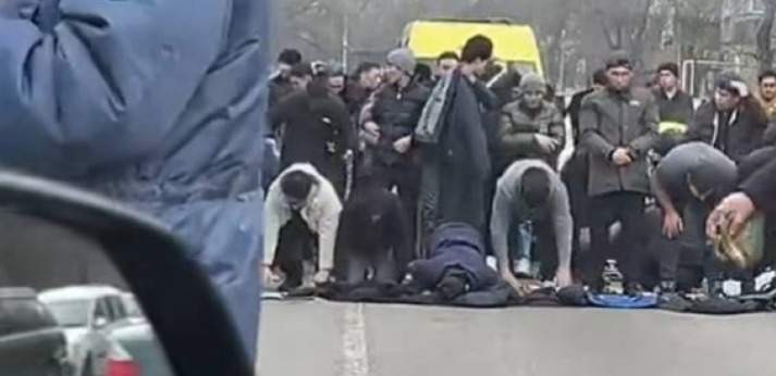 Пророк запретил молиться на дороге: в ДУМК прокомментировали пробку из-за пятничного намаза в Алматы