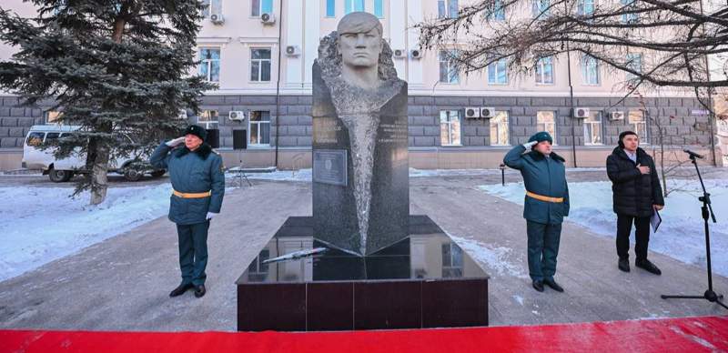 В Семее возложили цветы к памятнику Кайрату Рыскулбекову
