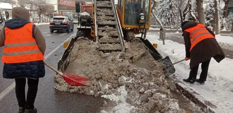 В акимате Алматы оправдались за неубранный снег с обочин дорог