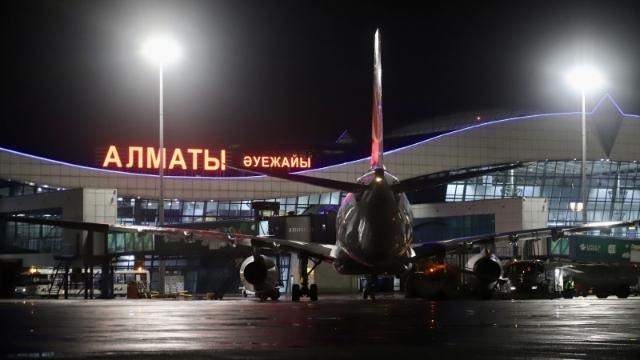 Из-за снегопада в аэропорту Алматы задерживаются 20 внутренних и международных рейсов