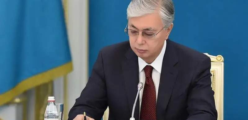 Токаев подписал закон, ужесточающий требования к приёмным родителям