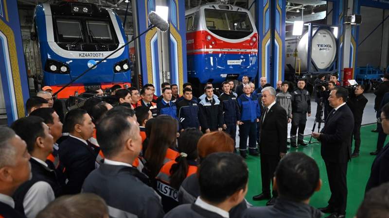 Касым-Жомарт Токаев посетил единственный в Центральной Азии завод электровозов
