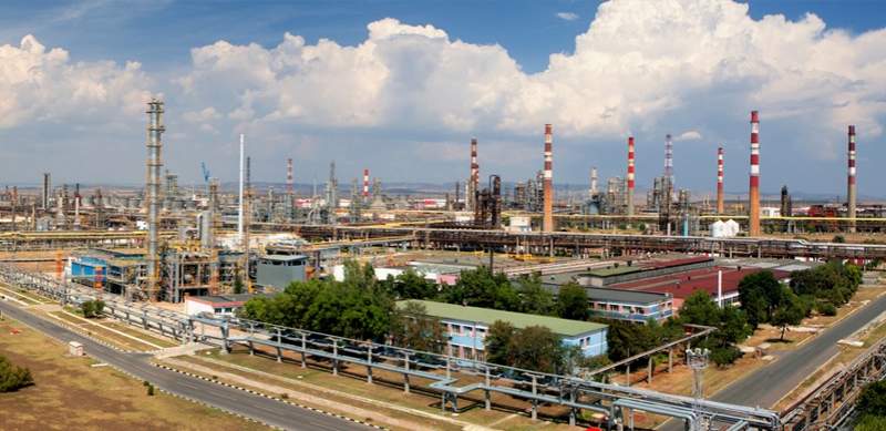 "КазМунайГаз" пригласили к участию в конкурсе на покупку НПЗ "Лукойла"
