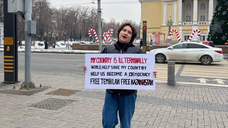 "Свободу Темирлану". Как в Алматы прошёл пикет в поддержку задержанного автора паблика QazNews24 