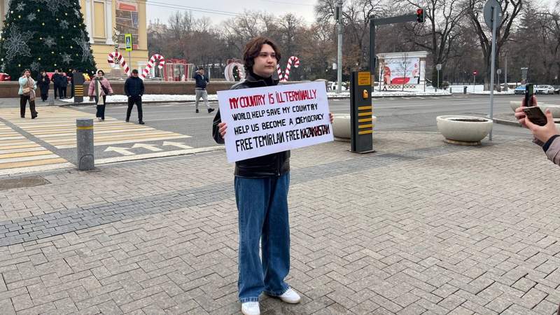 Арест Темирлана Енсебека: журналист проводит одиночный пикет в Алматы. Прямой эфир