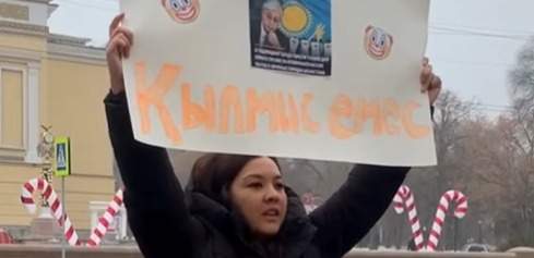 Журналистку Асем Жапишеву арестовали на 15 суток за одиночный пикет в Алматы