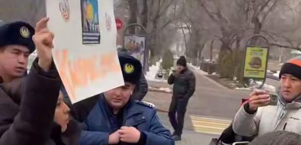Полиция задержала в Алматы гражданскую активистку Жапишеву, вышедшую на одиночный пикет
