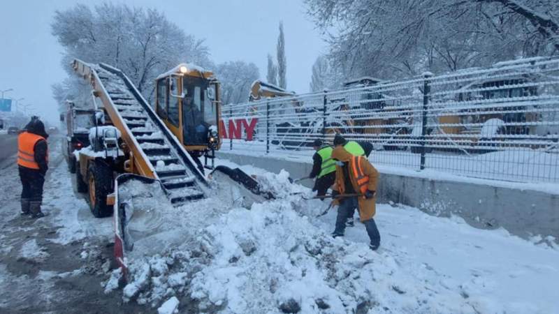 В Алматы ожидаются снегопад, гололёд и похолодание. Коммунальщики перешли на усиленный режим работы