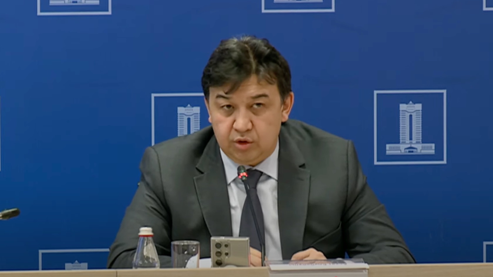 Вице-министр Асхат Оразбек пригрозил казахстанским мобильным операторам ещё одним конкурентом