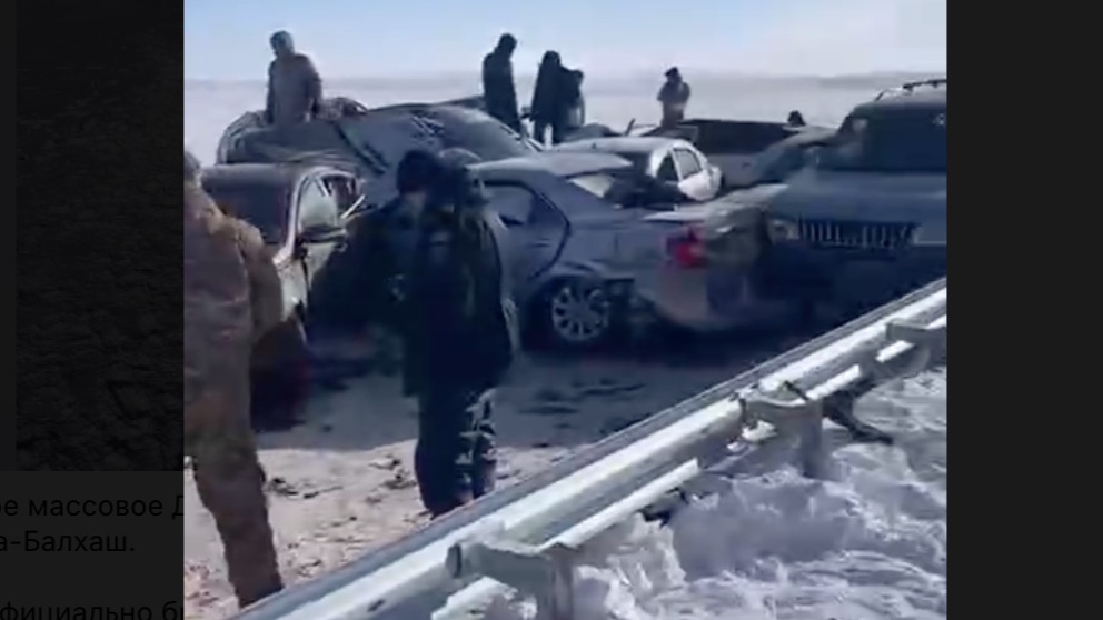 Массовое ДТП в Казахстане: шесть человек в больнице после столкновения 19 машин