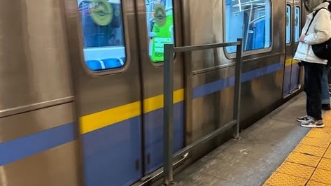 В метрополитене Алматы объяснили появление "небезопасных" перегородок 
