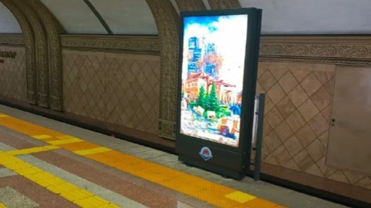 Заборчик с дисплеем: в метро Алматы установили новые ограждения с двойной функцией
