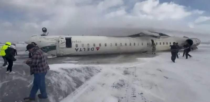 Самолёт авиакомпании Delta Airlines перевернулся при посадке в аэропорту Торонто