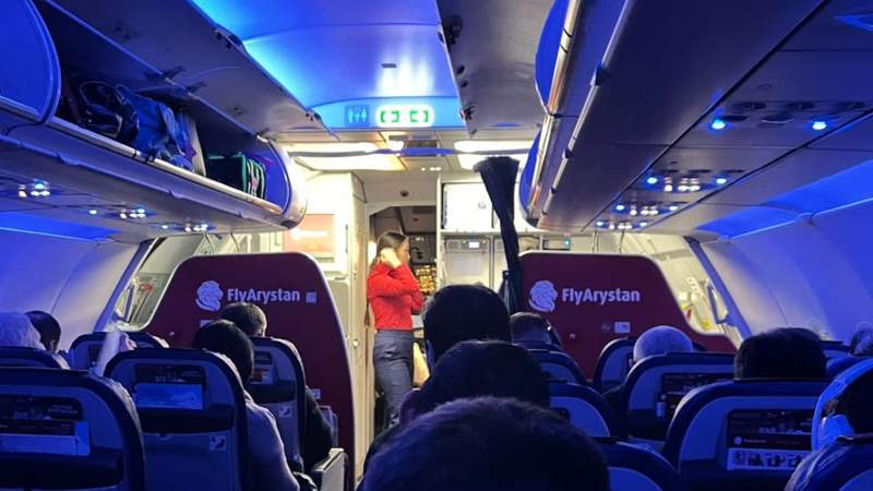 Дебош на борту FlyArystan: за нападение на бортпроводницу и выкрики о бомбе пассажира осудили на три года
