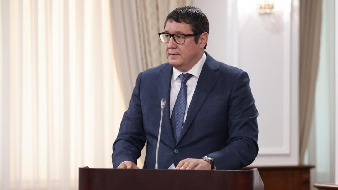 На севере должны сравняться с РФ, на юге – со странами ЦА. О ценах на бензин рассказал глава минэнерго Саткалиев