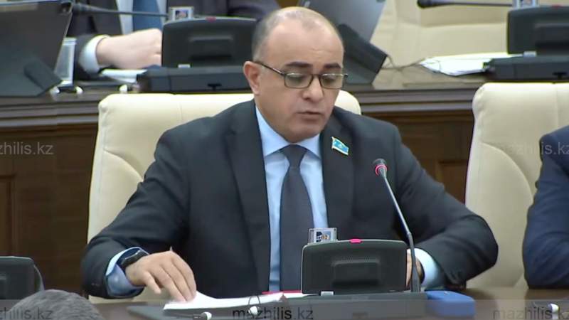 Мажилисмен потребовал запретить смену пола в Казахстане: в чём причина